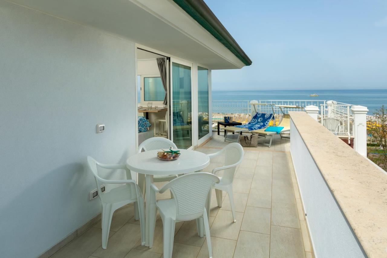 Rubino Apartments A 100Metri Dal Mare リッチョーネ エクステリア 写真